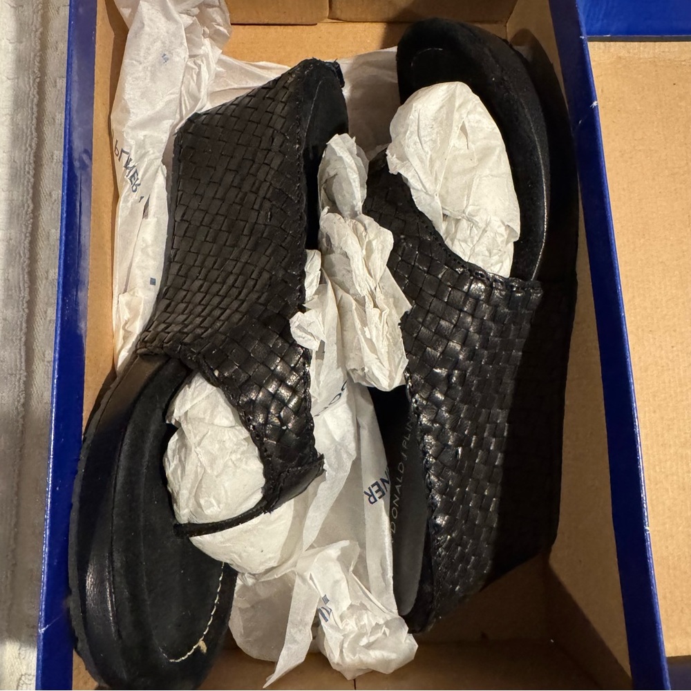 DONALD J PLINER BLACK WOVEN CALF SANDALS SIZE 6. NWT - Picture 2 of 8
